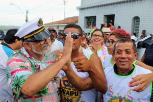 Prefeito de Traipu cai na folia nos braços do povo no maior bloco de carnaval da cidade | Assessoria